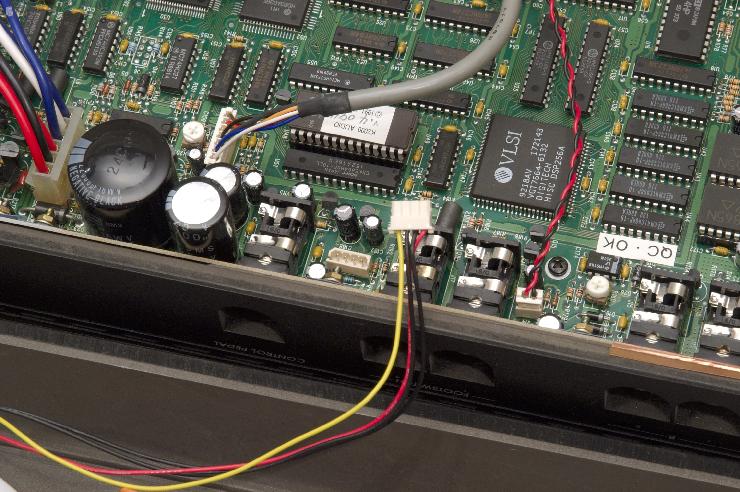 DSC_8152.jpg - Disconnect the 4 conductor hard drive and cooling fan connector from the mainboard. This will allow you to move the bottom of the case away from the rest of the keyabord. Don't forget to reconnect this cable when putting your keyboard back together!